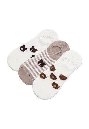 Trzy pary niewidocznych skarpetek z wizerunkami niedźwiadków; dwie pary białe z brązowymi niedźwiedziami, jedna para beżowo-biała w paski z brązowym niedźwiedziem.