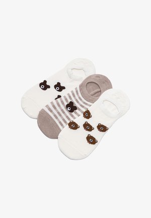Trzy pary niewidocznych skarpetek z wizerunkami niedźwiadków; dwie pary białe z brązowymi niedźwiedziami, jedna para beżowo-biała w paski z brązowym niedźwiedziem.