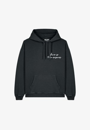 Sudadera con capucha negra fabricada con una mezcla de algodón, que presenta un bolsillo canguro en la parte frontal y texto en cursiva blanca: "el amor es la respuesta."