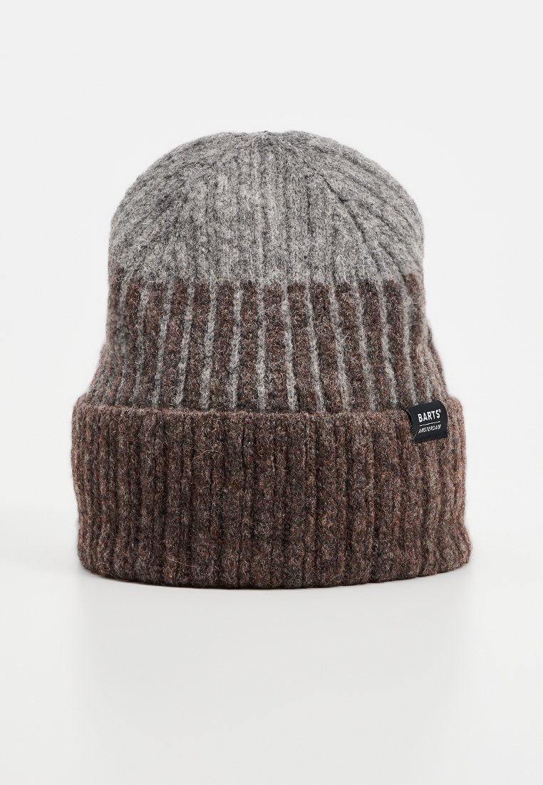 Dwukolorowa dziana czapka, szary wierzch przechodzący w brązowy mankiet z podwiniętym brzegiem i małą czarną metką na mankiecie.