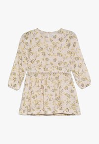 Helles Pinkkleid mit langen Ärmeln, floralen Muster in Gelb und Blau, elastischem Bund und einem Schlüsselaugen-Detail am Rücken. Weicher, strukturierter Stoff.