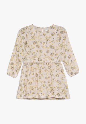 Lichtroze jurk met lange mouwen, bloemenpatroon in geel en blauw, elastische taille en een sleutelgatdetails op de rug. Zachte, gestructureerde stof.