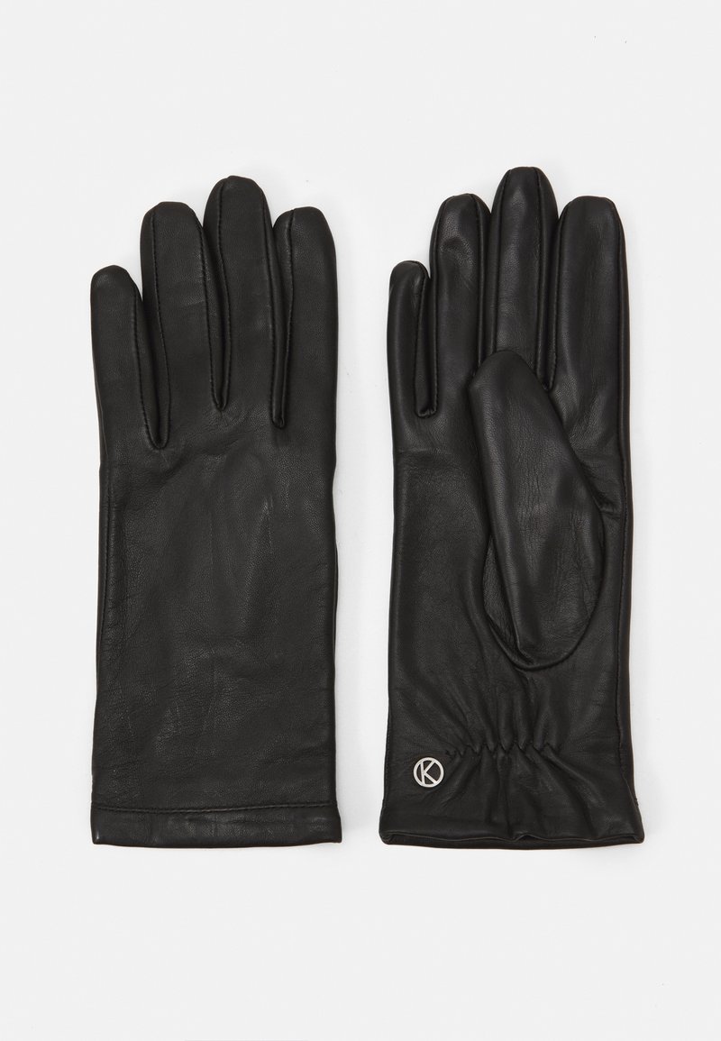 Guanti in pelle nera con una texture liscia, dita affusolate e un piccolo logo vicino al polsino. Presentano un design aderente per garantire calore.