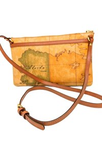 Borsa a tracolla con motivo mappa e tracolla in pelle color cuoio. Presenta una texture liscia, una chiusura con zip e un interno spazioso.