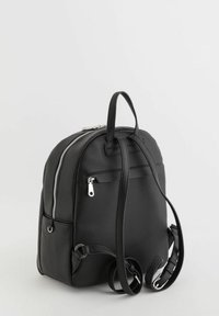 Černý batoh z texturované kůže, se zaobleným tvarem, dvojice ramenních popruhů, horní rukojeť a přední kapsa na zip. Stříbrné kovové detaily.