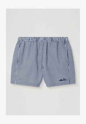 Laivastonsiniset ja valkoiset pystysuorat raidalliset shortsit, joissa on joustava vyötärönauha, sivutaskut ja pieni logopistely vasemmassa lahkeessa.