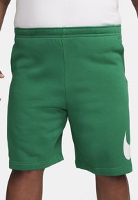 Nike Sportswear SPORTSWEAR CLUB - Pantalones deportivos - malachite white white