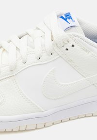 Nike Sportswear DUNK LOW SE UNISEX - Zapatillas - offwhite