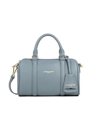 Sac à main Lancaster en cuir bleu avec deux poignées, bandoulière détachable, quincaillerie dorée et logo de la marque en relief à l'avant et sur l'étiquette.