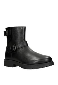 Czarne skórzane botki sięgające kostki o teksturowanym wykończeniu, z dwoma srebrnymi sprzączkami i gumową podeszwą z bieżnikiem zapewniającym przyczepność.