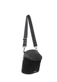 Borsa nera con una parte superiore arrotondata, realizzata in pelle e suede. Presenta una chiusura con zip, una tracolla regolabile e un logo sul lato.