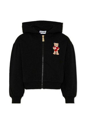 Zwarte capuchonjas met rits, geribde manchetten, een gouden rits en een klein teddybeertje dat een rood hart vasthoudt op de linkerborst.