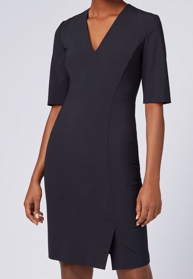 Svart klänning med v-hals, korta ärmar, knälång, figursydd design, med en sidoflik och rena sömmar för en strukturerad look.