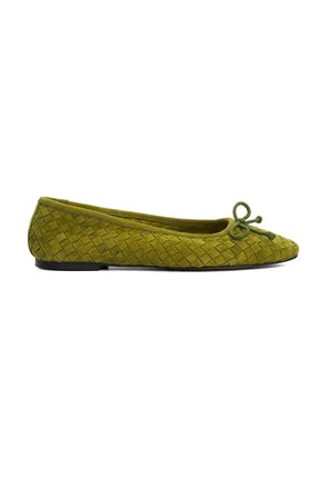 Groene suède balletflat met een geweven textuur, een ronde neus en een decoratieve strik aan de voorkant. Zwarte rubberen zool.