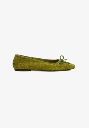 Groene suède balletflat met een geweven textuur, een ronde neus en een decoratieve strik aan de voorkant. Zwarte rubberen zool.