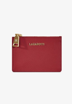 Tarjetero de cuero texturizado rojo con cremallera y herrajes dorados. Presenta el logo en relieve "LAZAROTTI" en la parte frontal. Forma rectangular compacta.