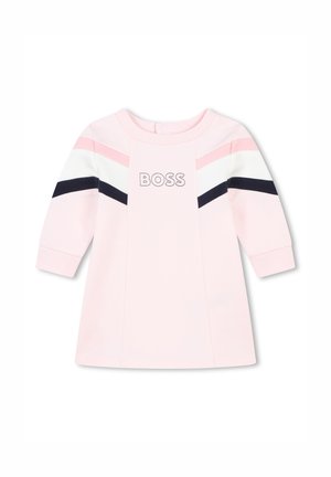 Roze langemouw jurk van katoen, met kleurgeblokkeerde accenten in het wit, roze en marineblauw, en een bedrukte "BOSS"-logo aan de voorkant.