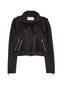 Giacca biker cropped in suede nero con colletto a punta, zip argentate e vita con cintura, dotata di due tasche anteriori con zip.
