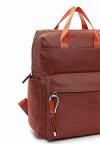 Rode tas met textuur, voorzien van twee korte handvatten, een voorvak, een ritssluiting en een metalen clipaccent. Gemaakt van duurzaam materiaal.