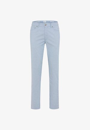 Hellblaue, schlanke Herrenhose mit vorderem Knopf, Reißverschluss, Gürtelschlaufen und zwei Fronttaschen vor weißem Hintergrund.