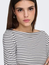 Stribet top med marineblå og hvide vandrette striber, blødt bomuldsmateriale, bådudskæring og afslappet pasform med let drapering.