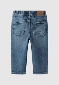 Shorts di denim azzurri chiari, con vestibilità comoda, vita elasticizzata e due tasche posteriori con dettagli ricamati.
