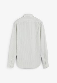 Camisa de manga larga a rayas en crema claro con finas rayas azules. Cuenta con cuello clásico y puños con botones. Vista trasera.