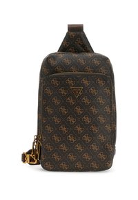 Zaino sintetico marrone con motivo a logo, chiusura con zip e una placca logo triangolare. Spallaccio singolo con dettagli in hardware dorato.