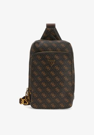 Zaino sintetico marrone con motivo a logo, chiusura con zip e una placca logo triangolare. Spallaccio singolo con dettagli in hardware dorato.
