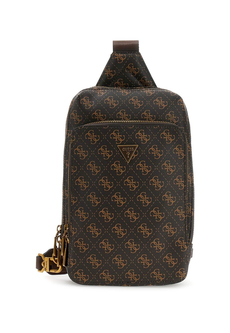 Zaino sintetico marrone con motivo a logo, chiusura con zip e una placca logo triangolare. Spallaccio singolo con dettagli in hardware dorato.