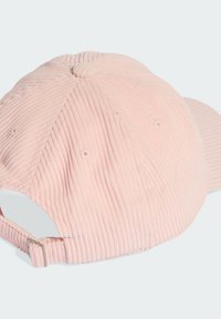 Ružový kordový klobúk s zakriveným okrajom, šesťpanelový dizajn a nastaviteľný pásik vzadu. Textúrovaný povrch s detailmi šitia.