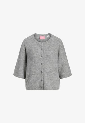 Šedý cardigan s krátkým rukávem, žebrovanou texturou, kulatým výstřihem a předním zapínáním na knoflíky. Na štítku je růžové logo.