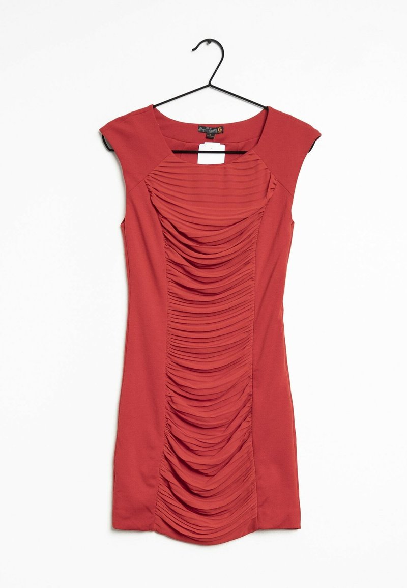 Robe rouge sans manches avec un détail froncé sur le devant, suspendue à un cintre noir sur fond blanc.