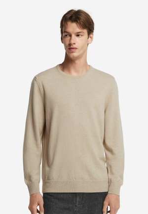 Beiger Rundhals-Pullover aus leichtem Strickstoff mit langen Ärmeln und gerippten Bündchen und Saum. Klassisches, vielseitiges Design mit glatter Textur.