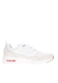 Scarpa da ginnastica bianca con una combinazione di rete e pelle, caratterizzata da un design a profilo basso, un accento rosa sul tallone e una soffice ammortizzazione visibile nella suola.