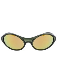 Occhiali da sole a forma di occhio di gatto con montatura in plastica verde scuro e lenti riflettenti giallo-verdi. Finitura liscia con un design elegante e angolare.