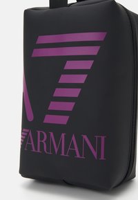 EA7 Emporio Armani TRAIN BEAUTY UNISEX - Higienos reikmenų kosmetinė - nero/hollyhock