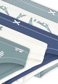 Ποικιλία χρωματιστών εσωρούχων με σχέδια και υφές: ανοιχτό μπλε, ναυτικό μπλε, λευκό και πράσινο με ρίγες, φιόγκους και διακοσμητική ραφή.