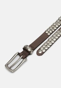 Brązowy skórzany pasek z metalową klamrą i ozdobnymi metalowymi ćwiekami wzdłuż paska. Ćwieki są równomiernie rozmieszczone, tworząc wyraźny akcent.