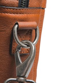 Bracelet en cuir marron avec finition texturée, doté d'un fermoir en métal et d'un anneau de fixation rond. Comprend des détails de couture visibles.