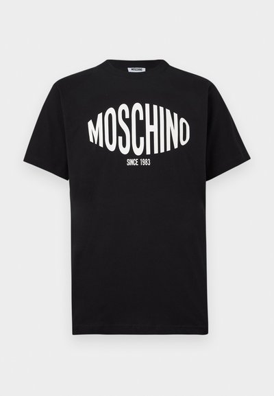 Μαύρο βαμβακερό t-shirt με μεγάλο λευκό λογότυπο "MOSCHINO" και κείμενο "SINCE 1983", με κλασικό στρογγυλό λαιμό και κοντά μανίκια.
