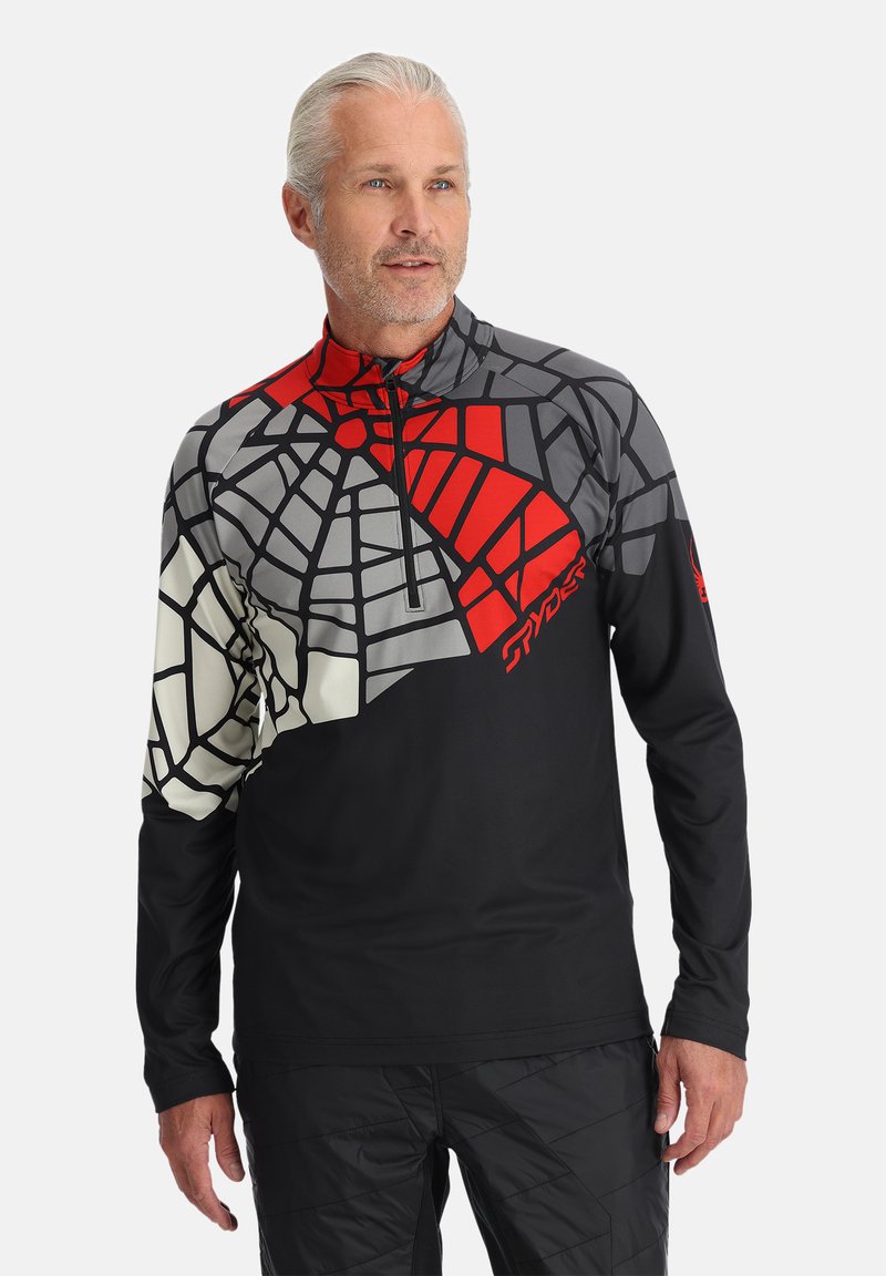 Zwarte langärmlige top met een geometrisch rood en grijs patroon. Beschikt over een ritssluiting bij de hals en een gestructureerde stof, ideaal voor activiteiten buiten.