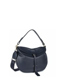 Borsa a spalla in pelle blu navy con forma curva, patta superiore e tracolla removibile. Dotata di hardware dorato e superficie testurizzata.