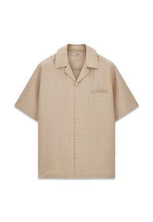 Chemise beige à manches courtes avec boutons, col camp et poche poitrine, posée à plat sur fond blanc.
