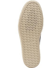 Suola in gomma beige con un motivo ondulato texturizzato e fori di ventilazione. Presenta il logo "GEOX" impresso al centro. Bordo superiore morbido e peloso.