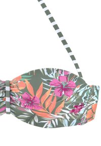 Blumiges Bikini-Oberteil aus grünem Stoff mit pinken und orangenen Blumen, einem gestreiften Träger und geraffter Textur in der Mitte.