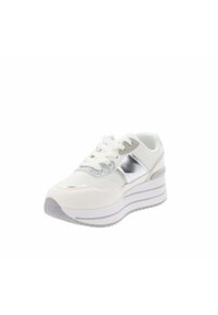 Scarpa sportiva bianca con un accento metallico argento. Presenta materiali in rete e sintetici, lacci piatti e un design della suola chunky e stratificato.