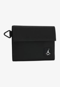 Schwarze Brieftasche aus strukturierter Stoff gefertigt, mit Klappverschluss, einem auffälligen Jumpman-Logo und einer Metallaufhängeschlaufe. Kompaktes Design.