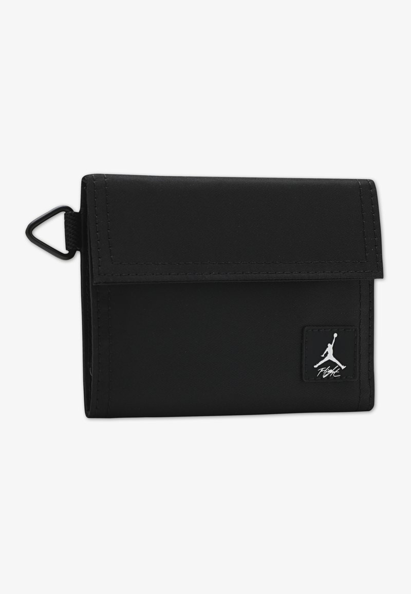 Schwarze Brieftasche aus strukturierter Stoff gefertigt, mit Klappverschluss, einem auffälligen Jumpman-Logo und einer Metallaufhängeschlaufe. Kompaktes Design.