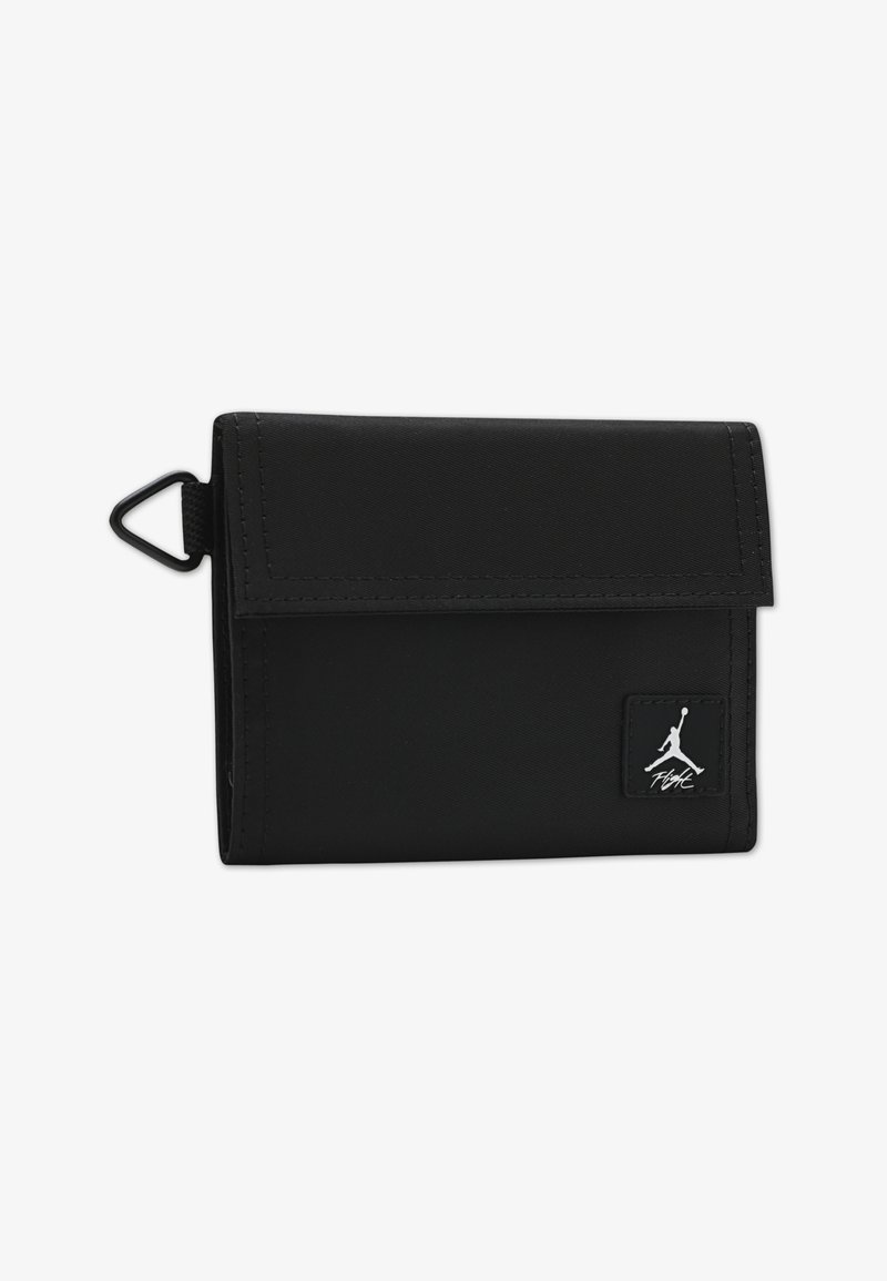 Schwarze Brieftasche aus strukturierter Stoff gefertigt, mit Klappverschluss, einem auffälligen Jumpman-Logo und einer Metallaufhängeschlaufe. Kompaktes Design.